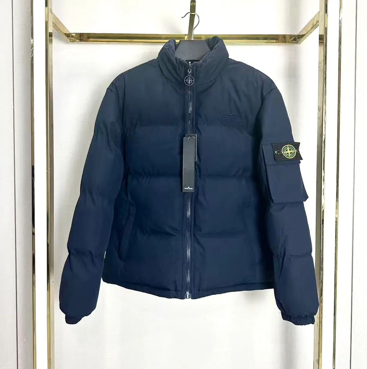 P340 (Front view) Stone Island Double-sided thickened Orly velvet embroidered cotton jacket. Color: black, army green, khaki, navy blue. Double-sided thickened Orly velvet. Thicker than most on the market. The reverse side is made of fine grained Orly velvet, double-sided design! Two clothes for one! Double the warmth! In addition, it has been treated with anti-static treatment, so it does not shed lint or stick to hair! The texture is quite good! Very high quality! Thousands of stitches of embroidery on the chest add a sense of design to the entire dress! The stand-up collar design makes the upper body look more energetic! It fits the neck very well and has better thermal insulation effect! Both the cuffs, hem and lining are all hemmed! Exquisite workmanship! More durable and less likely to deform! Pattern correction! Every detail is in place! The upper body effect is amazing, very firm! And it hides the flesh very well and makes you look slim! You can match it with whatever you want!